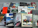 plusieurs livres sont empilés sur une table