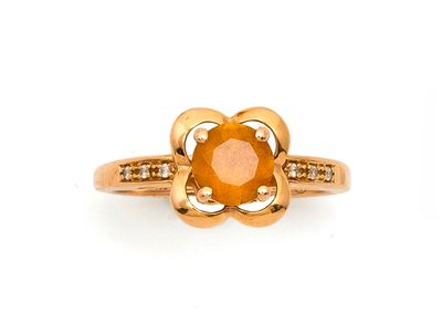 une bague sertie d'un saphir orange et de diamants, signée Van Cleef