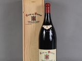 une bouteille de vin devant une caisse en bois