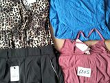 trois vêtements sont disposés sur une boîte en carton