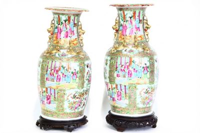 deux vases posés sur un socle
