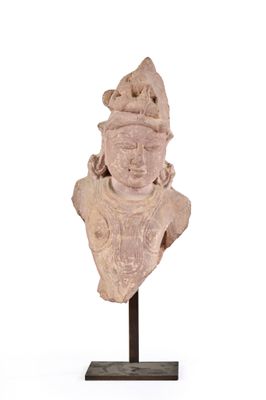 statue d'un homme coiffé d'un chapeau, posée sur un socle