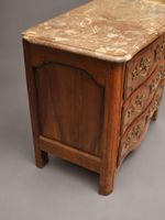 Commode en noyer mouluré ouvrant par trois tiroirs, les mont… (photo 4)