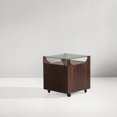 une table d'appoint avec un plateau en verre et des pieds en bois