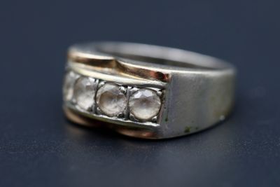 une image d'une bague en diamant sur une surface noire