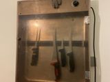 une photo d'un porte-couteaux mural sur lequel sont accrochés des couteaux