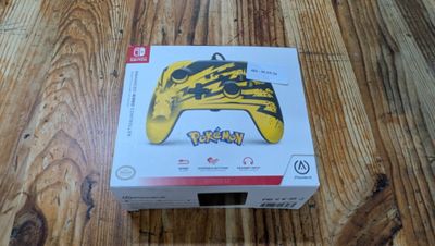une boîte contenant une manette Nintendo Wii