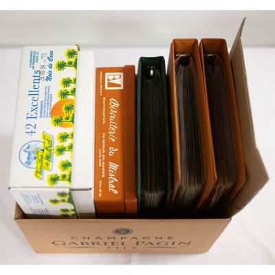une boîte de livres posée sur une table blanche