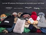 un tas de vêtements et de chapeaux sur fond noir