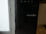 un petit réfrigérateur noir posé dans un coin de la cuisine