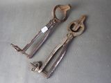 deux vieux outils posés sur une table