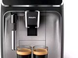 la machine à café a deux tasses de café devant elle