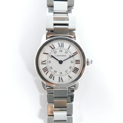 une image représentant une montre-bracelet argentée ornée de chiffres romains