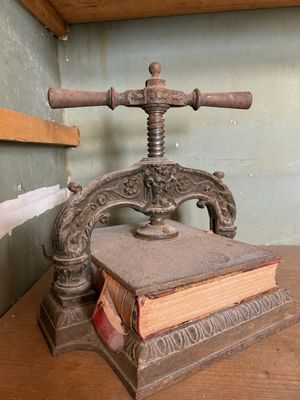 un livre posé sur une table, sur lequel se trouve un autre livre