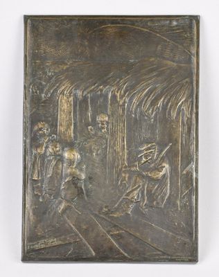 une photo d'une plaque en bronze représentant une scène de gare