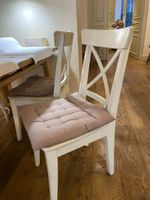 8 chaises en bois naturel peint crème, le dossier ajouré à b… (photo 2)