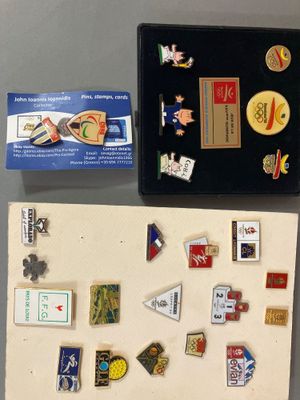 toutes ces épingles et ces aimants qui se trouvent sur la table