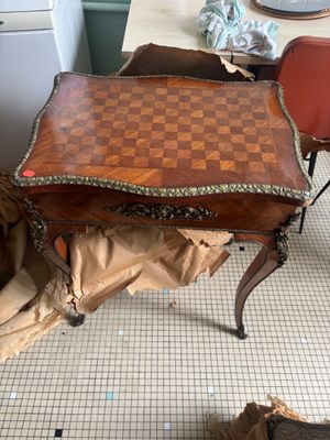 une table sur laquelle est posé un échiquier