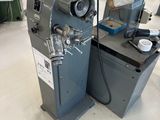 une machine placée au milieu d'une pièce