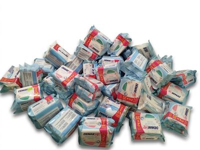 une pile de mouchoirs empilés les uns sur les autres