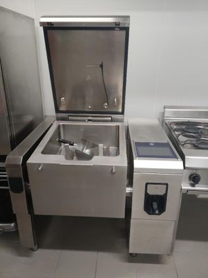 un réfrigérateur et une cuisinière dans une cuisine équipée d'appareils électroménagers en acier inoxydable