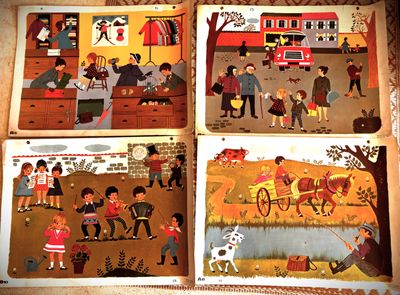Quatre puzzles pour enfants d'âges différents sont posés sur une table.