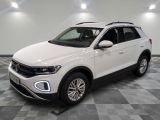 le SUV blanc de Volkswagen est garé sur un carrelage à carreaux