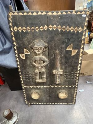 un gros plan d'une plaque en bois sur laquelle figure une personne
