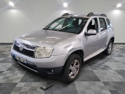 une photo d'une Dacia argentée garée dans un garage
