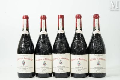 six bouteilles de vin sont alignées sur une surface blanche