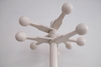 Porte-manteaux moderniste en bois laqué blanc, à huit patère… (photo 6)