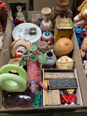 une boîte remplie d'objets assortis posée sur une table