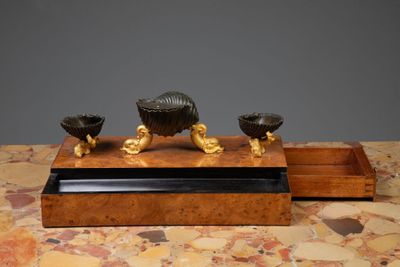une boîte en bois posée sur une table, sur laquelle se trouvent trois bols