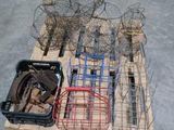 une pile de cages métalliques posées sur une palette au sol