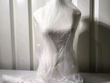 un mannequin en plastique posé sur une table