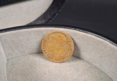 une pièce d’or posée au milieu d’un chapeau