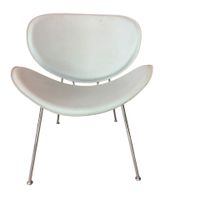 Fauteuil blanc en similicuir dossier arrondi.