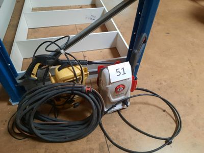 une machine posée par terre à côté d'un enchevêtrement de fils