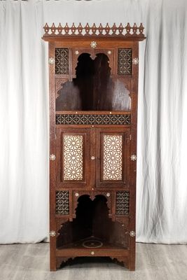 une photo d'une grande armoire en bois dont les portes sont ornées de sculptures raffinées