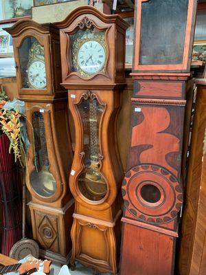 Horlge de parquet, caisse en merisier, mécanisme signé Mougi… - Photo 1