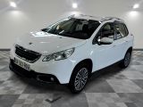 la voiture blanche est garée dans la pièce au sol en damier