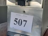 une machine posée sur une table