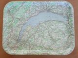 un plateau sur lequel est posée une carte, posé sur une table