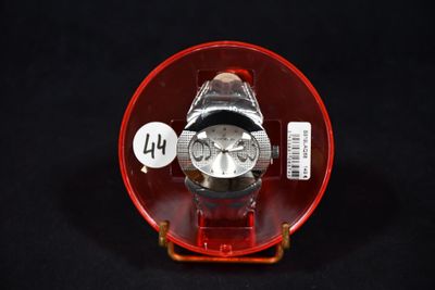 une montre posée dans un écrin rouge sur une surface noire