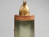une petite boîte en verre contenant une bougie
