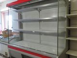 une vitrine vide au milieu d'une pièce