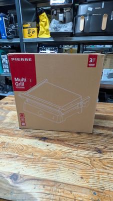 une boîte posée sur une table en bois