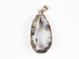 un pendentif en argent orné d'agolite noire et blanche