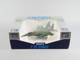 une boîte contenant une maquette d'avion de chasse