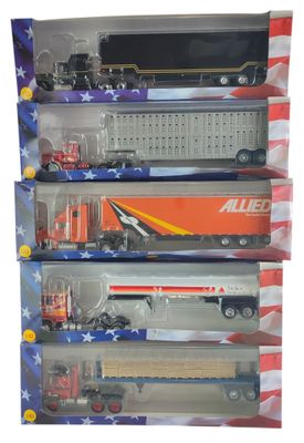 quatre camions miniatures dans une vitrine sur fond blanc